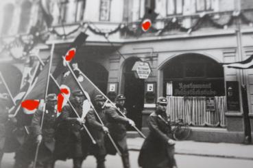 Preview: altes Foto , R.A.D. Männer maschieren mit wehenden Fahnen  Ort ??