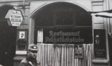 Preview: altes Foto , R.A.D. Männer maschieren mit wehenden Fahnen  Ort ??