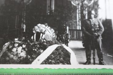 Preview: interessantes altes Foto - aufgebahrter Sarg mit Kriegsflaggen und Wache 1940