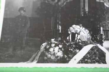 Preview: interessantes altes Foto - aufgebahrter Sarg mit Kriegsflaggen und Wache 1940