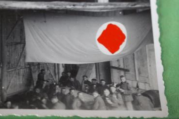 Preview: altes Foto - Feier Soldaten mit riesiger HK Fahne