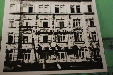 Preview: altes Foto - Pension Neuer Markt - Herrnhuter ?? mit Fahne auf Dach