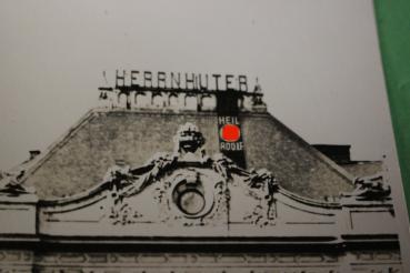 Preview: altes Foto - Pension Neuer Markt - Herrnhuter ?? mit Fahne auf Dach