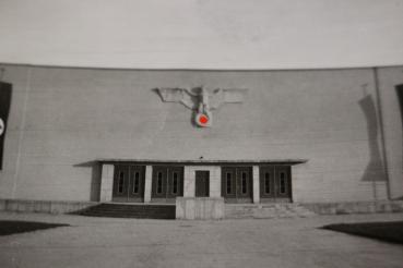 Preview: altes Foto - mir unbekanntes Gebäude mit Hoheitsadler und Fahnen