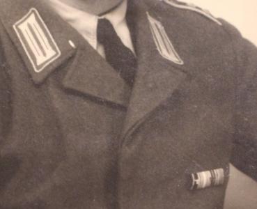 Preview: Portrait eines Polizeibeamten mit Bandspange