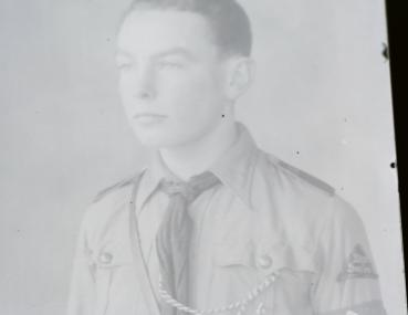 Preview: Glasnegativ - Portait eines HJ-Jungen mit Armbinde