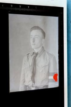 Glasnegativ - Portait eines HJ-Jungen mit Armbinde