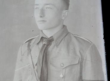 Preview: Glasnegativ - Portait eines HJ-Jungen mit Armbinde