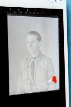 Glasnegativ - Portait eines HJ-Jungen mit Armbinde