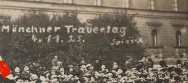 alte Fotokarte - Münchener Trauertag 04.11.1923 - Marsch der NSDAX