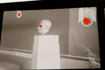 Preview: fünf alte Negative - großer Raum mit Hitler-Büste und Hakenkreuzfahnen