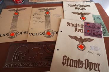 fünf Programmhefte - Staats-Theater Berlin und Volks-Oper teilweise mit Eintrittskarten