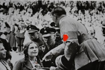 Preview: tolles altes größeres Foto - junge Mädchen begrüßen A.H. - beschriftet