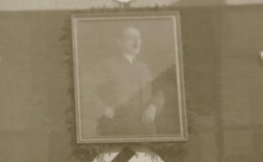 Preview: drei alte Negative - Podium mit Hakenkreuzfahnen im Ort aufgebaut