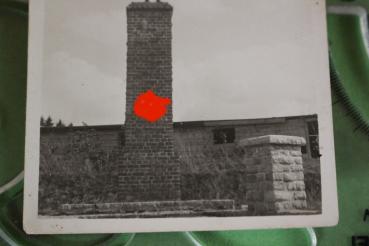 Preview: junger Soldat auf Denkmal mit Hakenkreuz