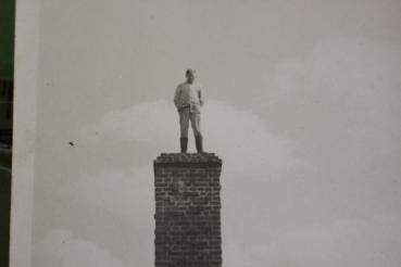 Preview: junger Soldat auf Denkmal mit Hakenkreuz