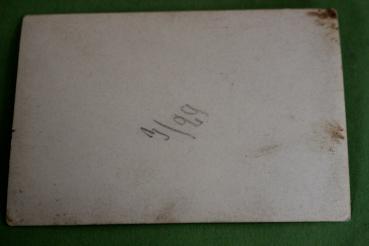 Preview: junger Soldat auf Denkmal mit Hakenkreuz