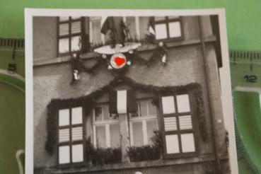 Preview: tolles altes Foto - geschmücktes Haus mit Adler mit HK