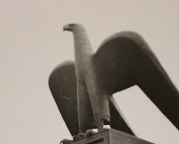 Preview: tolles altes Foto - Bauwerk Adler Statue mit Hakenkreuz