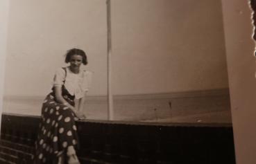 Preview: Frau am Südstrand mit wehender Hakenkreuzfahne