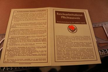 Preview: Reichsarbeitsdienst-Pflichtausweis einer Frau aus Würzburg 1944