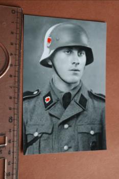 Repro Foto - Portrait SS-Mann mit Stahlhelm