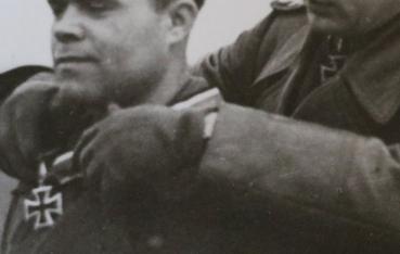 Preview: Verleihungsfoto Ritterkreuz an Georg Hanke  KG76  im März 1944