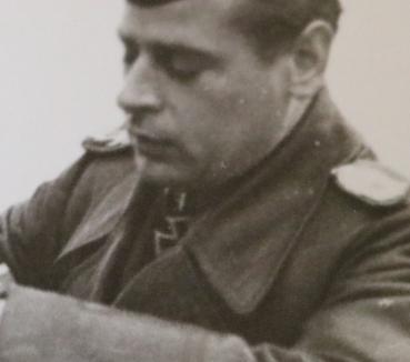 Preview: Verleihungsfoto Ritterkreuz an Georg Hanke  KG76  im März 1944