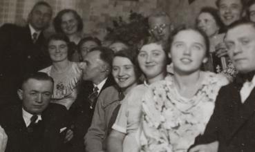 Preview: Familienfeier  im Dritten Reichen Hakenkreuzfahnen