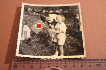 Foto - Kleiner Junge mit HK-Fahne