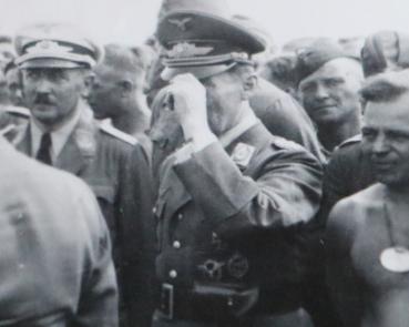 Preview: Schnappschuss - Göring und ein RKTräger bei Truppenbesuch