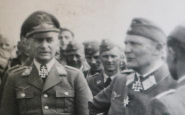 Preview: Schnappschuss - Göring und ein RKTräger bei Truppenbesuch