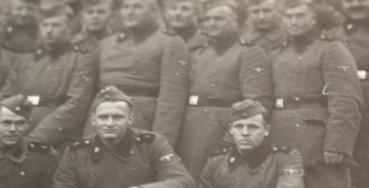 Preview: fünf Fotos - SS-Männer -  Gruppenfoto - Totenkopf Abteilung