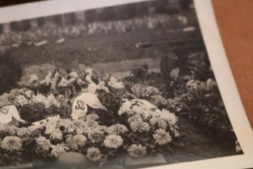 sieben alte Fotos - SS-Soldaten der LSSAH bei Beisetzung von Kameraden