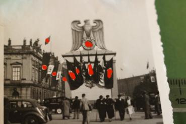 Preview: Foto - Statue großer Adler mit deutsch-italienischer Beflaggung