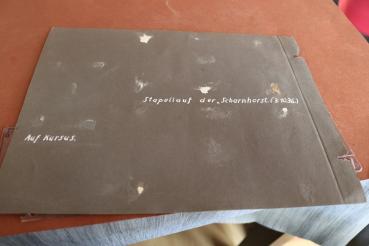 Preview: altes Albumblatt mit drei Fotos von Flaggen