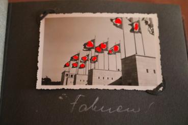 altes Fotoalbum mit 33 Fotos - Reichsparteitag Nürnberg 1936 + dazugehöriges Abzeichen