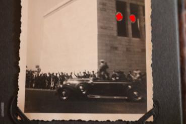 altes Fotoalbum mit 33 Fotos - Reichsparteitag Nürnberg 1936 + dazugehöriges Abzeichen