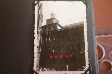 altes Fotoalbum mit 33 Fotos - Reichsparteitag Nürnberg 1936 + dazugehöriges Abzeichen