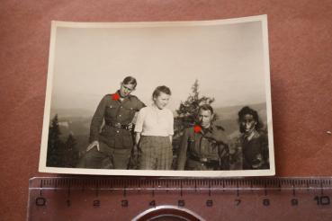 altes Foto - zwei Soldaten der Waffen-SS mit zwei hübschen Frauen