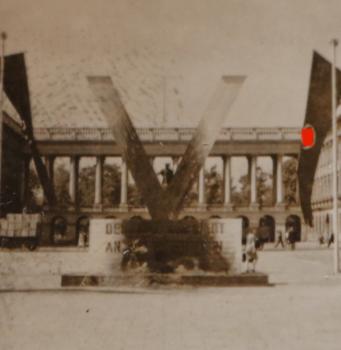 Preview: altes Foto - Frankreich 1940 ?  V Denkmal Viktoria - Hakenkreuzfahnen , Palais ?