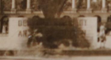 Preview: altes Foto - Frankreich 1940 ?  V Denkmal Viktoria - Hakenkreuzfahnen , Palais ?