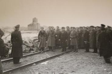 Preview: zwei alte Fotos -  Kapitulation ???  viele Generäle vers. Nationen, Ritterkreuzträger - Ort ?