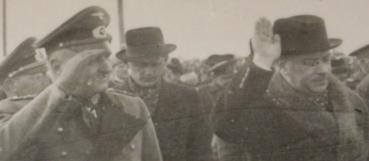 zwei alte Fotos -  Kapitulation ???  viele Generäle vers. Nationen, Ritterkreuzträger - Ort ?