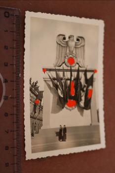 Foto Adler-Statue mit vielen Fahnen - Berlin ?