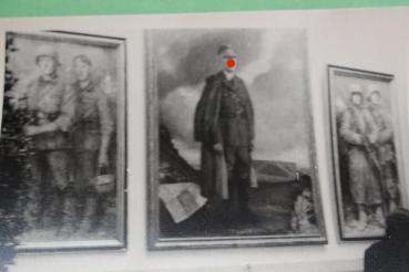 Preview: Foto Austellung großes Gemälde Adolf Hitler und zwei Gemälde mit Soldaten