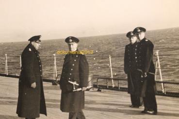 Preview: zwei original Fotos - Großadmiral Erich Raeder mit Stab in der Hand