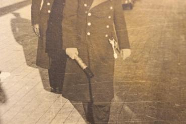 Preview: zwei original Fotos - Großadmiral Erich Raeder mit Stab in der Hand