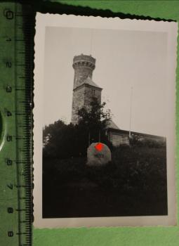 altes Foto - Stein / Findling mit Hakenkreuz und dem Jahr 1933