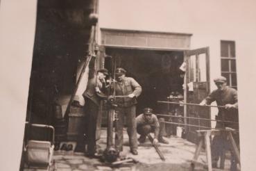 Preview: SS-Männer bei Schmiedearbeiten